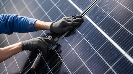 Auf neuen Häusern müssen in Bremen künftig Solaranlagen installiert werden. (Archivfoto) / Foto: Marijan Murat/dpa