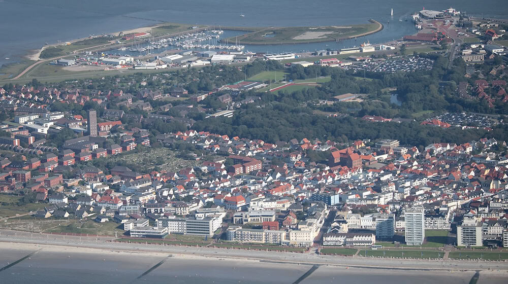 Die Buhnenfelder im Westen der ostfriesischen Insel werden mit neuem Sand aufgespült - so soll Norderney vor Sturmfluten geschützt bleiben. (Archivbild)  / Foto: Sina Schuldt/dpa