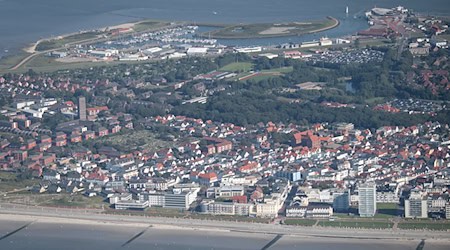 Die Buhnenfelder im Westen der ostfriesischen Insel werden mit neuem Sand aufgespült - so soll Norderney vor Sturmfluten geschützt bleiben. (Archivbild)  / Foto: Sina Schuldt/dpa