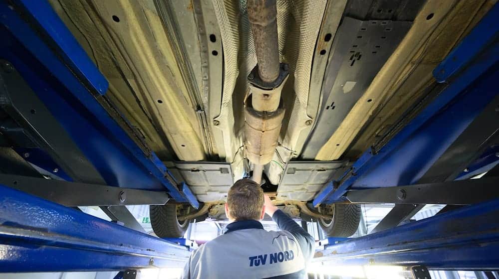 Der nächste Tüv könnte früher kommen als gedacht. Brüssel plant neue Regeln für ältere Fahrzeuge. (Archivbild) / Foto: Julian Stratenschulte/dpa