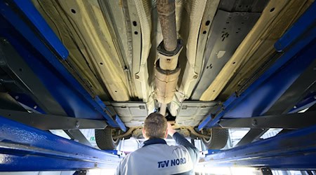 Der nächste Tüv könnte früher kommen als gedacht. Brüssel plant neue Regeln für ältere Fahrzeuge. (Archivbild) / Foto: Julian Stratenschulte/dpa
