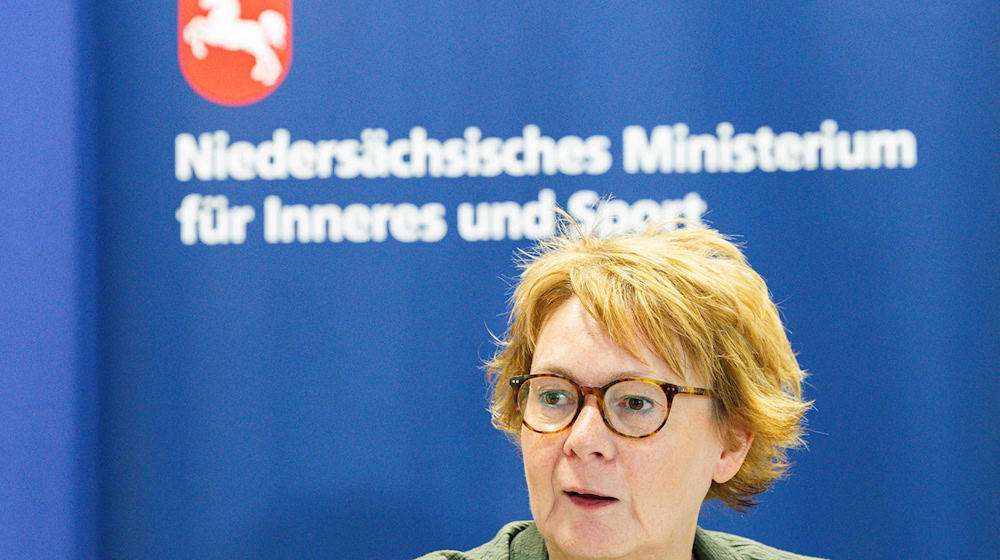 Innenministerin Daniela Behrens will, dass Niedersachsen im Krisenfall nicht stolpert, sondern steht. (Archivbild) / Foto: Michael Matthey/dpa