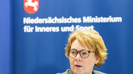Innenministerin Daniela Behrens will, dass Niedersachsen im Krisenfall nicht stolpert, sondern steht. (Archivbild) / Foto: Michael Matthey/dpa