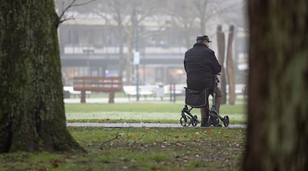 Nicht jeder lange Berufsweg endet mit einer auskömmlichen Rente. (Symbolbild) / Foto: Friso Gentsch/dpa