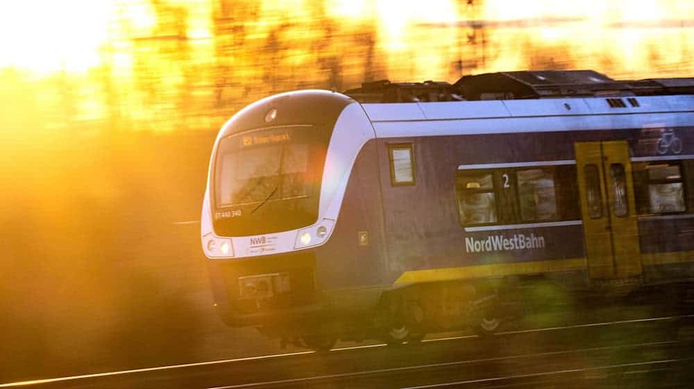 Einige Fahrgäste wählten laut der Bundespolizei den Notruf, nachdem der Zug infolge eines Defekts auf freier Strecke stoppen musste. (Symbolbild) / Foto: Sina Schuldt/dpa