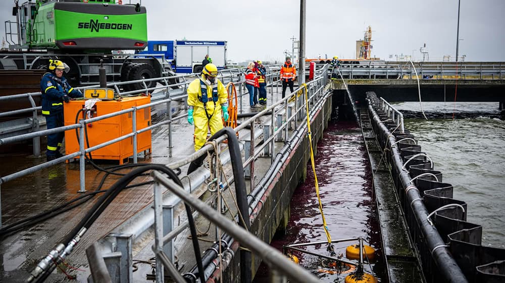 Die Einsatzkräfte kämpfen weiter gegen ausgelaufenes Öl.  / Foto: Sina Schuldt/dpa