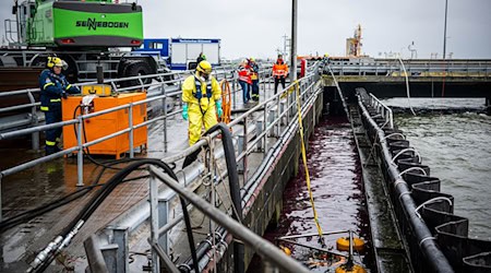 Die Einsatzkräfte kämpfen weiter gegen ausgelaufenes Öl.  / Foto: Sina Schuldt/dpa