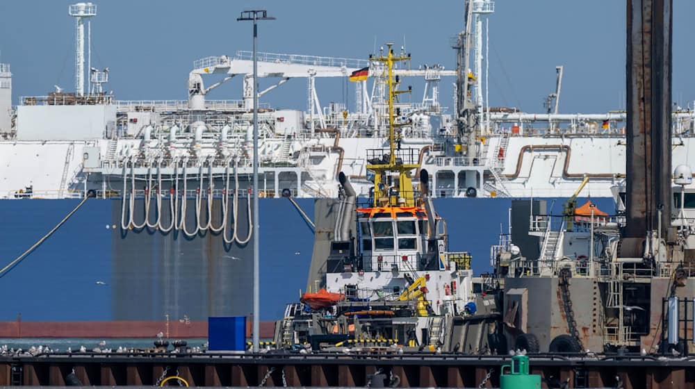 Über das Regasifizierung-Schiff «Neptune» im Rügener Hafen Mukran wurde zuletzt vergleichsweise viel Gas eingespeist. / Foto: Stefan Sauer/dpa