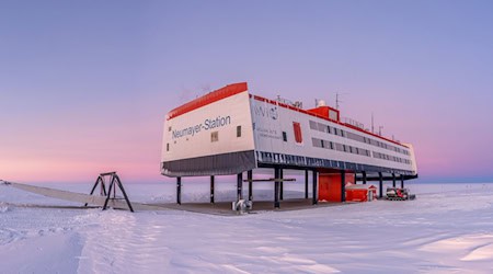 Helene und Thomas Hoffmann hatten bei ihrem Aufenthalt in der Neumayer-Station III in der Antarktis die Idee, einzelne Schneeflocken zu konservieren. / Foto: Michael Trautmann/Alfred-Wegener-Institut/dpa