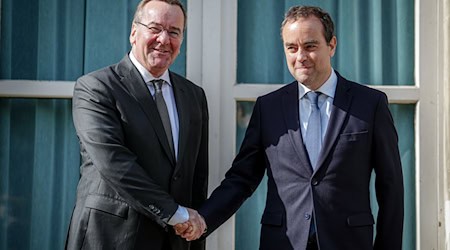 Panzer, Partner, Politik: Pistorius (l) und Lecornu treffen sich bei Rheinmetall. (Archivbild) / Foto: Kay Nietfeld/dpa