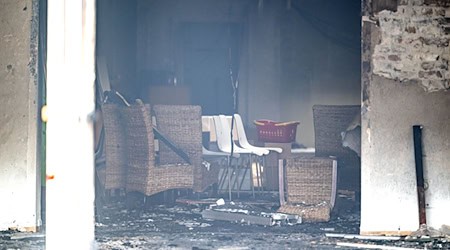 Der Brand brach in einem Wohn- und Geschäftshaus in der Innenstadt von Wilhelmshaven aus (Archivbild) / Foto: Sina Schuldt/dpa