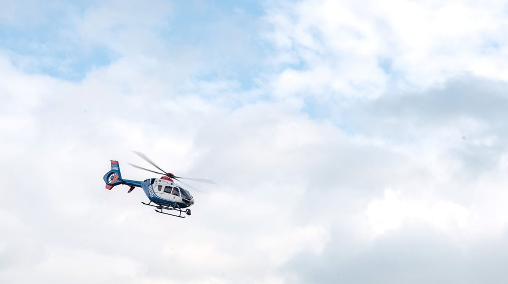 Auch ein Hubschrauber der Polizei kommt bei der Suche zum Einsatz. (Symbolbild)  / Foto: Sina Schuldt/dpa