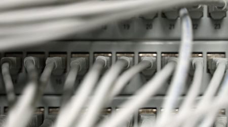 Die Polizei in Osnabrück ermittelt gegen fünf junge Männer, die durch Telefonmanipulationen die Arbeit von Polizeistationen gestört haben sollen. (Symbolfoto)  / Foto: Helena Dolderer/dpa