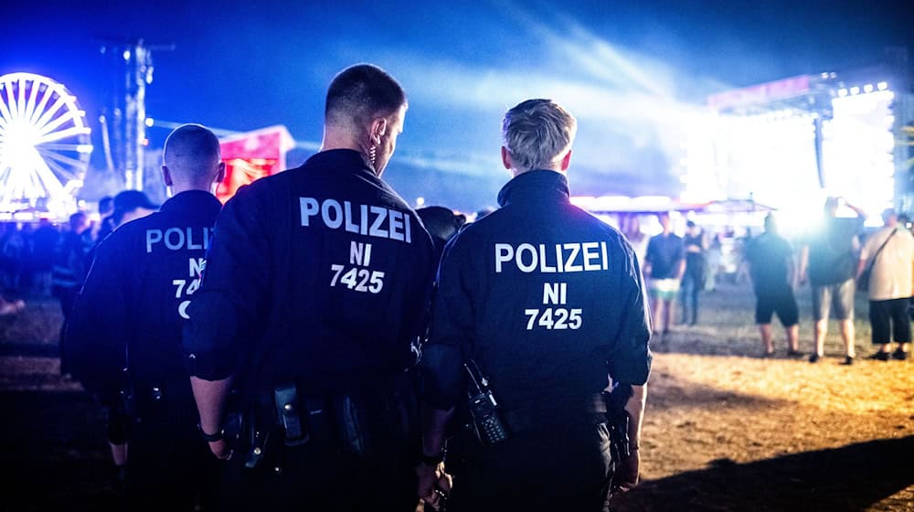 Zwischen Bass und Bändchenkontrolle: Rund 250 Polizistinnen und Polizisten waren täglich beim Deichbrand-Festival im Einsatz. / Foto: Sina Schuldt/dpa