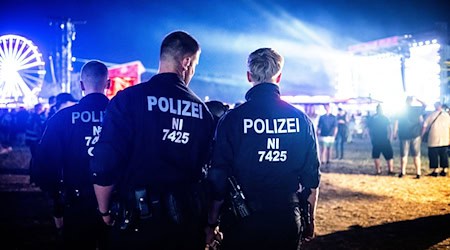 Zwischen Bass und Bändchenkontrolle: Rund 250 Polizistinnen und Polizisten waren täglich beim Deichbrand-Festival im Einsatz. / Foto: Sina Schuldt/dpa