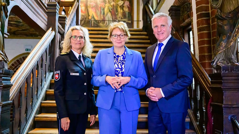 Thomas Ring übergibt den Staffelstab als Präsident der Polizeidirektion Lüneburg an Kathrin Schuol.  / Foto: Philipp Schulze/dpa