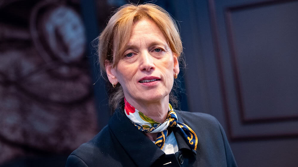 Bildungsministerin Karin Prien ist offen für die Idee einer Obergrenze für Kinder mit Migrationshintergrund an Schulen - sie setzt aber auch auf ausreichende Sprachkenntnisse zur Einschulung. (Archivbild) / Foto: Daniel Bockwoldt/dpa
