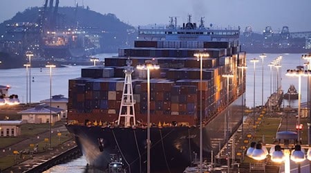 Die größte geplante Transaktion im Transport- und Logistiksektor betrifft den Panamakanal. (Archivbild)  / Foto: Matias Delacroix/AP/dpa