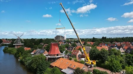 Rund acht Jahre lang war das denkmalgeschützte Ensemble der beiden Zwillingsmühlen in Greetsiel nicht komplett.  / Foto: Lars Penning/dpa