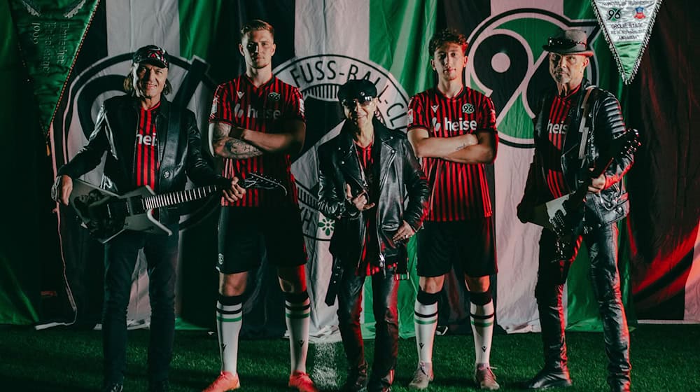 Die Scorpions präsentieren das neue Trikot von Hannover 96. / Foto: -/Hannover 98/dpa