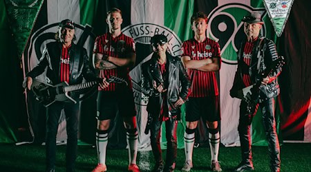 Die Scorpions präsentieren das neue Trikot von Hannover 96. / Foto: -/Hannover 98/dpa