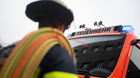 In einem Mehrfamilienhaus in Wilhelmshaven ist am Samstagabend eine Wohnung in Vollbrand geraten (Symbolbild). / Foto: Marijan Murat/dpa