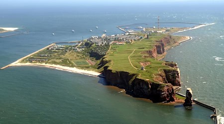 Das Havariekommando entdeckte am Donnerstagabend einen silbernen Ölfilm südwestlich von Helgoland. (Archivbild) / Foto: Marcus Brandt/dpa