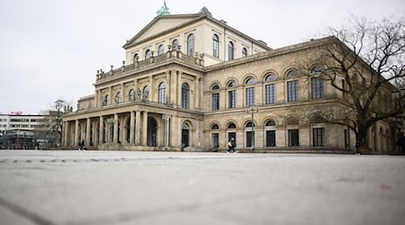Das Opernhaus soll von der Investition profitieren. (Archivbild) / Foto: Julian Stratenschulte/dpa