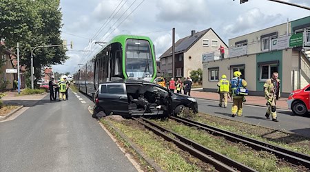 In Hannover stößt ein Familienauto mit der Stadtbahn zusammen. Zwei Kinder und zwei Erwachsene werden schwer verletzt.  / Foto: -/Nord-West-Media TV/dpa