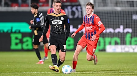 Werders Wunschspieler: Fisnik Asllani (l) und Paul Wanner (r). / Foto: Harry Langer/dpa