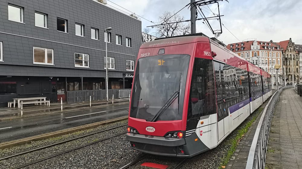 Eine Braunschweiger Straßenbahn ist entgleist. (Symbolbild) / Foto: Christian Brahmann/dpa