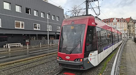 Eine Braunschweiger Straßenbahn ist entgleist. (Symbolbild) / Foto: Christian Brahmann/dpa
