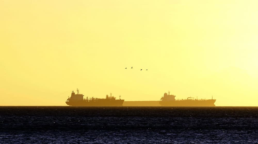 Eine Gruppe Öltanker liegt auf dem Meer. (Symbolbild) / Foto: Juan Carlos Hernandez/ZUMA Wire/dpa