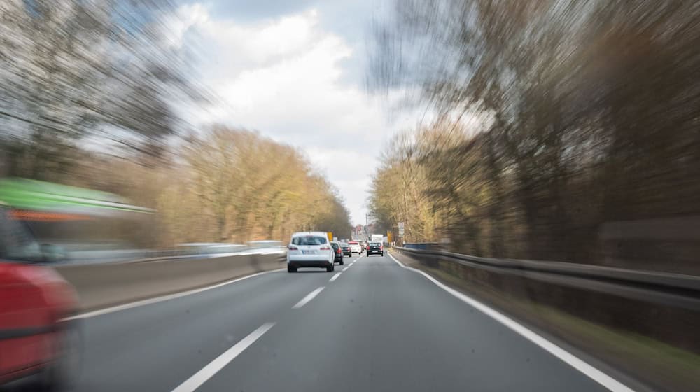 Täglich fahren tausende Fahrzeuge über den Südschnellweg. (Archivbild) / Foto: Julian Stratenschulte/dpa