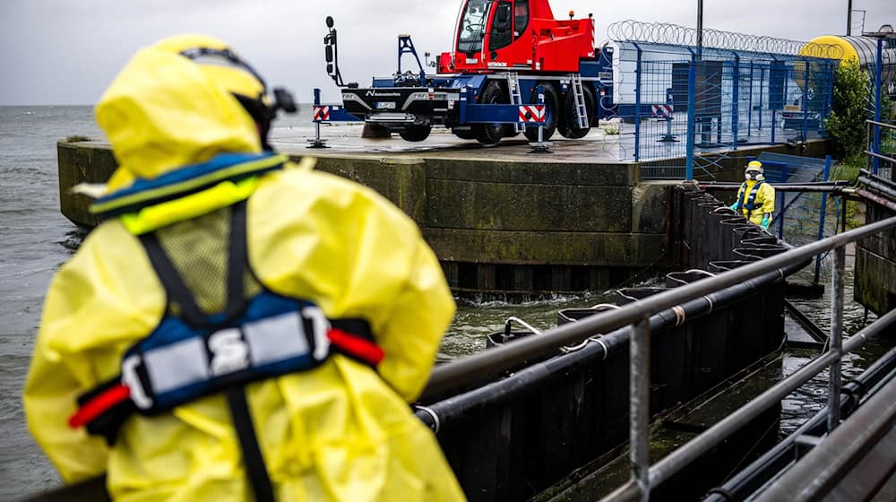 Nach dem Austritt von bis zu 12.000 Litern Diesel läuft die Öl-Bekämpfung in Cuxhaven wieder.  / Foto: Sina Schuldt/dpa