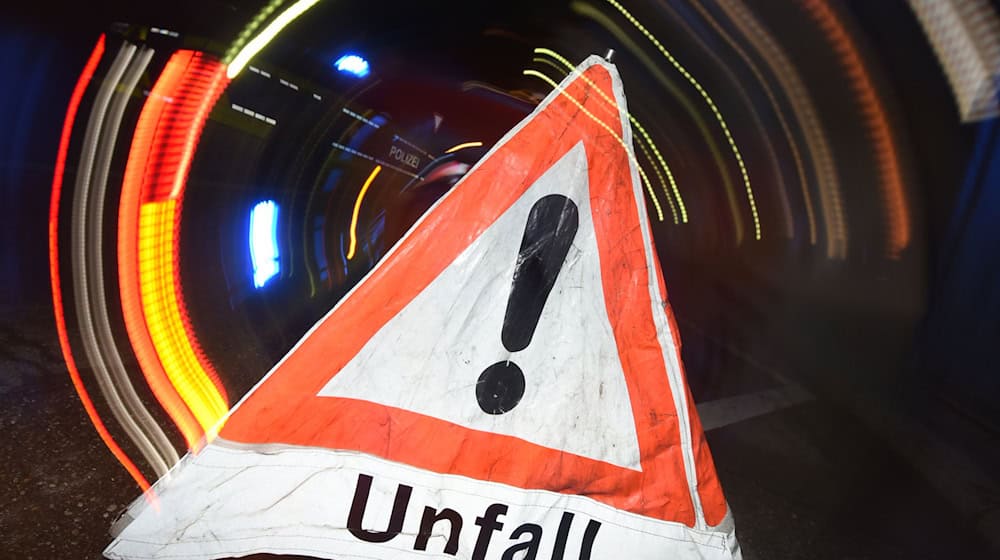 Ein Mann ist beim Überprüfen einer Panne von einem Auto erfasst worden. (Symbolbild) / Foto: Patrick Seeger/dpa