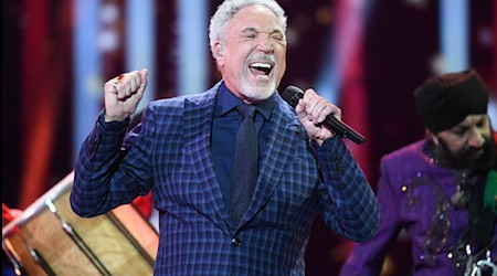 Tom Jones bei einem Konzert in London. (Archivbild) / Foto: Andrew Parsons/Sunday Times/PA Wire/dpa
