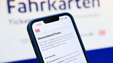 Das Deutschlandticket wird häufig digital über Apps erworben. (Symbolbild) / Foto: Julian Stratenschulte/dpa