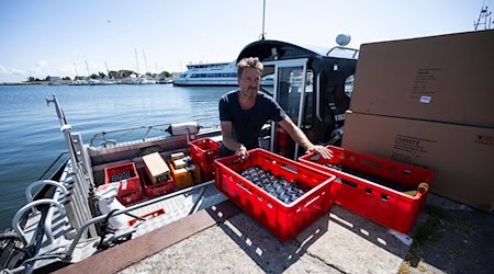 Um seine Restaurants und Läden auf Hiddensee und Rügen am Laufen zu halten, setzt Mathias Schilling zum großen Teil auf ausländische Arbeitskräfte - diese seien inzwischen die wahren Urlaubsmacher. / Foto: Philip Dulian/dpa