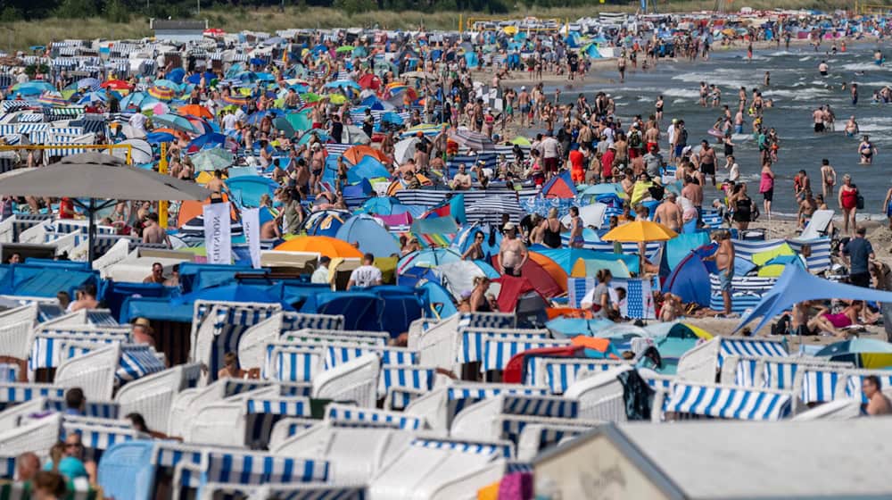 Die Tourismuswirtschaft im Norden blickt laut einer Umfrage sorgenvoll auf die aktuelle Lage. (Archivbild) / Foto: Stefan Sauer/dpa