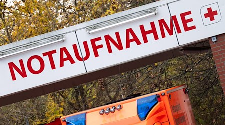Einer Umfrage der Krankenkasse AOK zufolge gehen viele Menschen mit Gesundheitsproblemen in Niedersachsen direkt in eine Notaufnahme. (Archivbild)  / Foto: Julian Stratenschulte/dpa