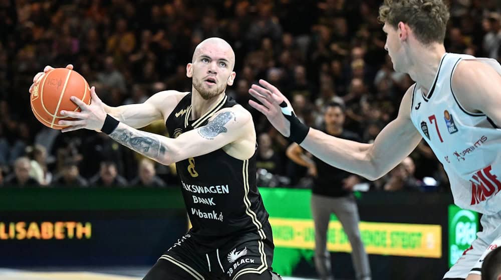 Arnas Velicka (l) verlässt die Basketball Löwen Braunschweig. / Foto: Swen Pförtner/dpa