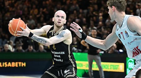 Arnas Velicka (l) verlässt die Basketball Löwen Braunschweig. / Foto: Swen Pförtner/dpa