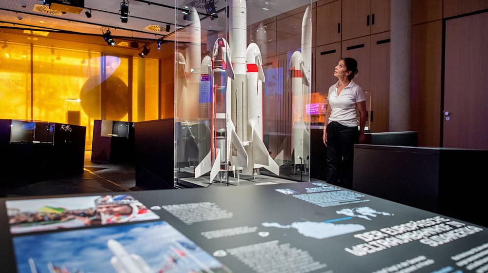 Die Ausstellung zeigt ein Modell der europäischen Trägerrakete Ariane 5. / Foto: Hauke-Christian Dittrich/dpa