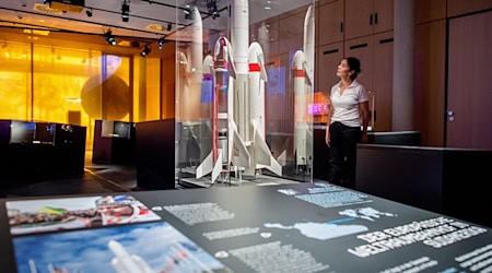 Die Ausstellung zeigt ein Modell der europäischen Trägerrakete Ariane 5. / Foto: Hauke-Christian Dittrich/dpa