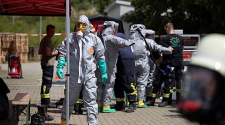 Anfang der Woche meldete der Landkreis Harz eine Großschadenslage, nachdem Verpackungen mit Arsen im Umfeld einer Firma gefunden wurden. (Archivbild) / Foto: Stefan Sobotta/dpa