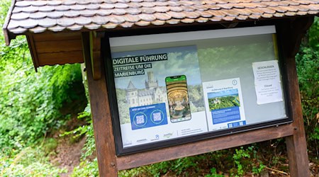Ein Schild weist auf eine digitale Führung per Smartphone am Schloss Marienburg in der Region Hannover hin. / Foto: Julian Stratenschulte/dpa