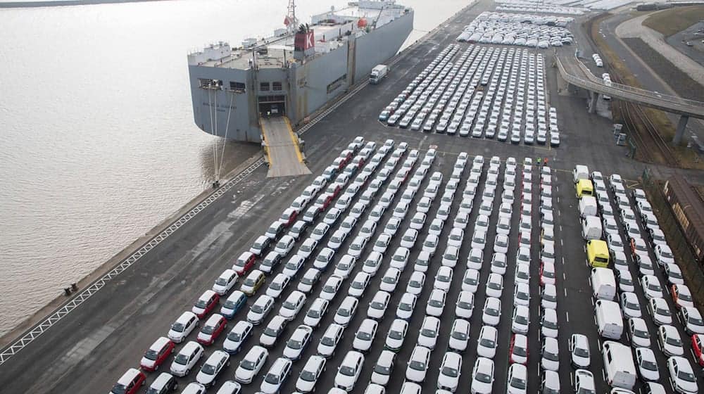 Fahrzeuge des VW-Konzerns vor der Verschiffung. Niedersachsen gehört zu den am härtesten betroffenen Ländern. (Archivbild) / Foto: Jörg Sarbach/dpa