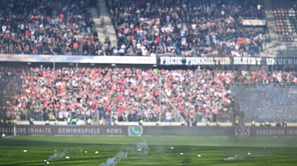 Beim Derby Hannover 96 gegen Eintracht Braunschweig kam es in der vergangenen Saison zu vielen Unterbrechungen. / Foto: Swen Pförtner/dpa