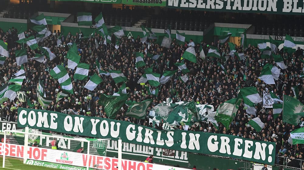 Werder-Fans unterstützen ihre Frauen-Mannschaft im Weserstadion. / Foto: Carmen Jaspersen/dpa